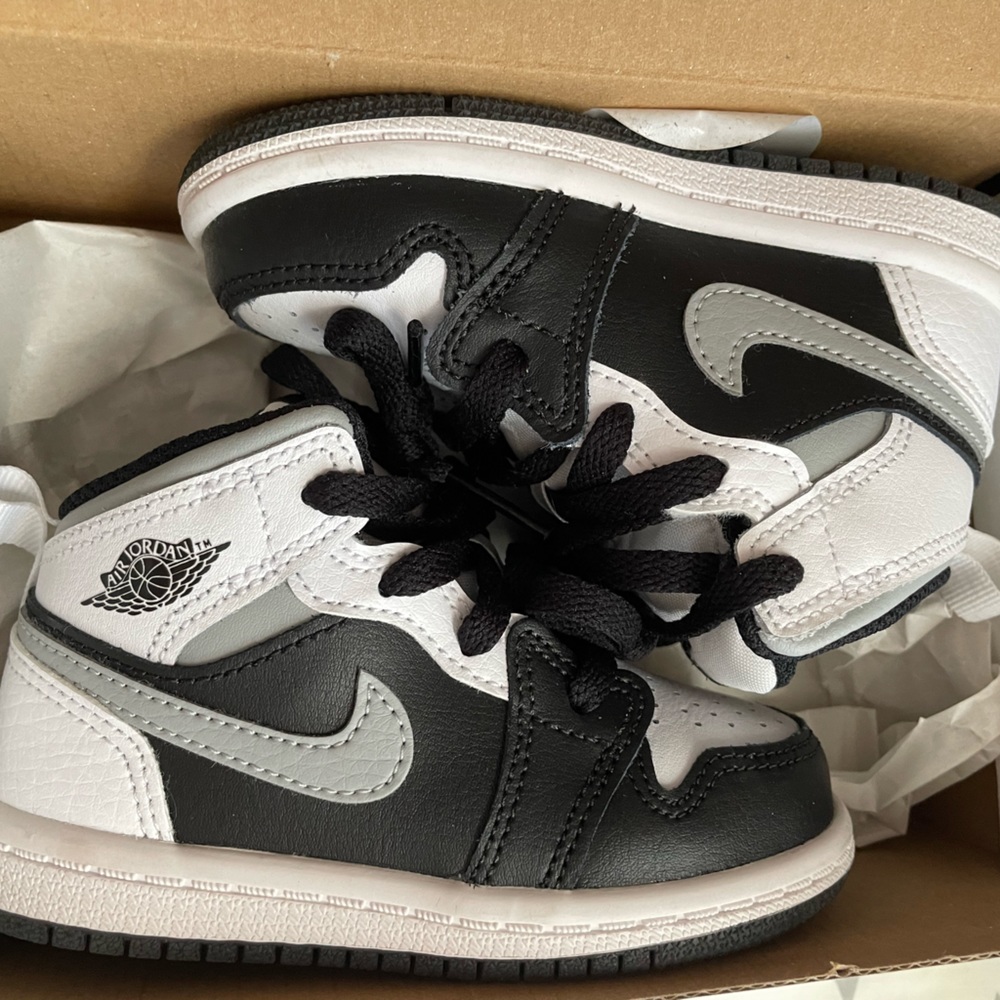 LIKE NEW JORDAN 1 MID TODDLER SNEAKERS
BLACK WHITE & GREY
SIZE: 6c
